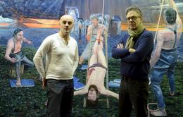 Aris Kalaizis und Michael Scholz-Hänsel vor dem Bartholomäus-Gemälde (2014)